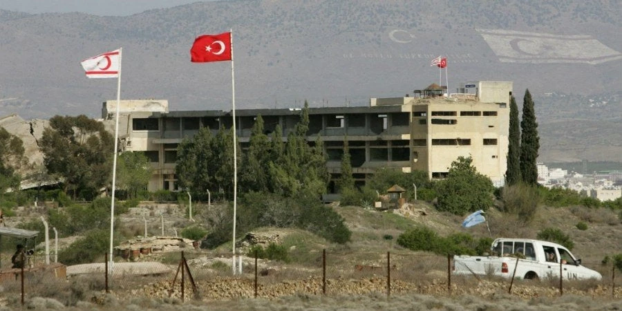 Ο τουρκικός στρατός κατοχής εισέβαλε  στην «νεκρή ζώνη» – Απείλησαν με τα όπλα Ελληνοκύπριους